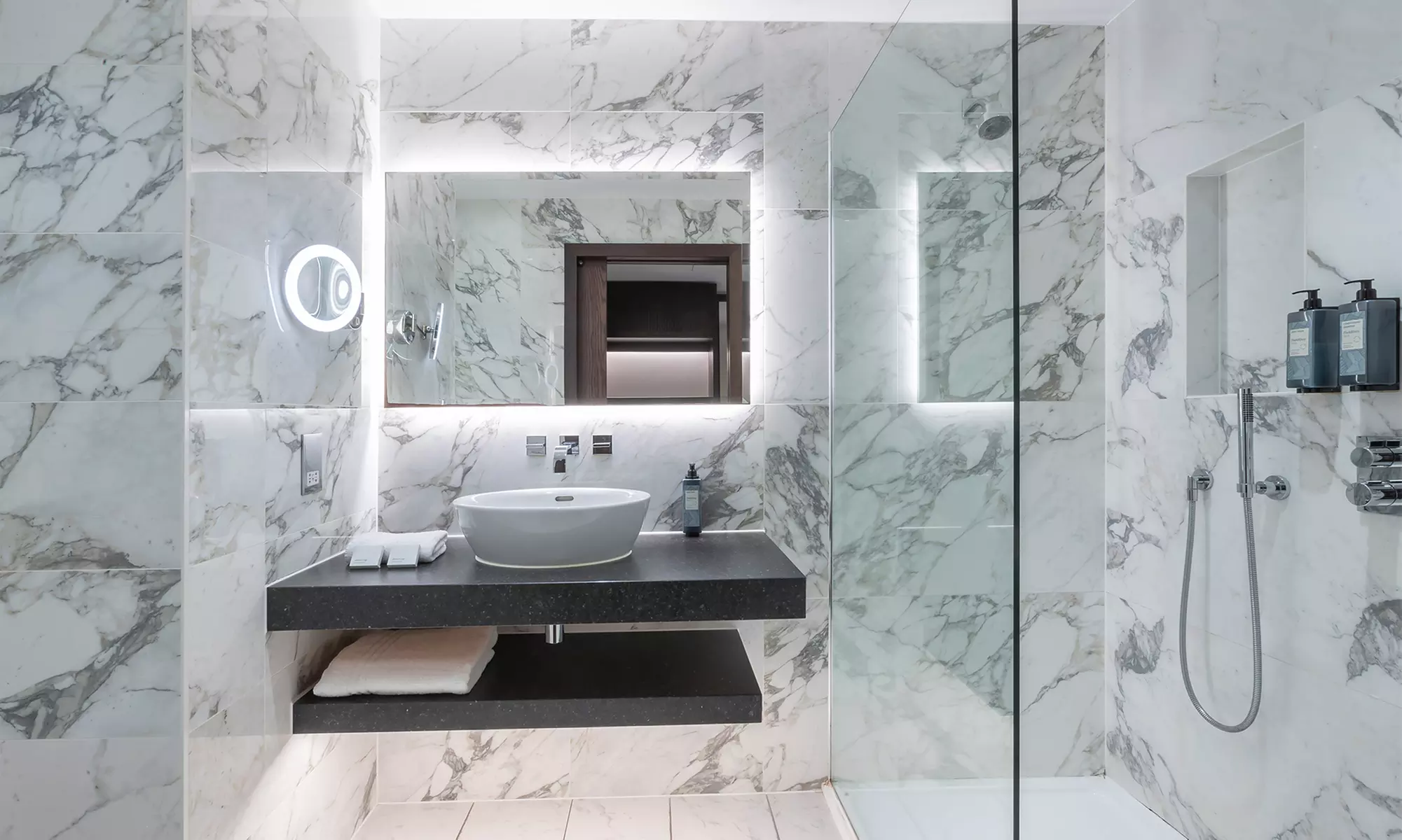 Cambridgeshire: Deluxe Double Room or Executive King Room w/ Breakfast