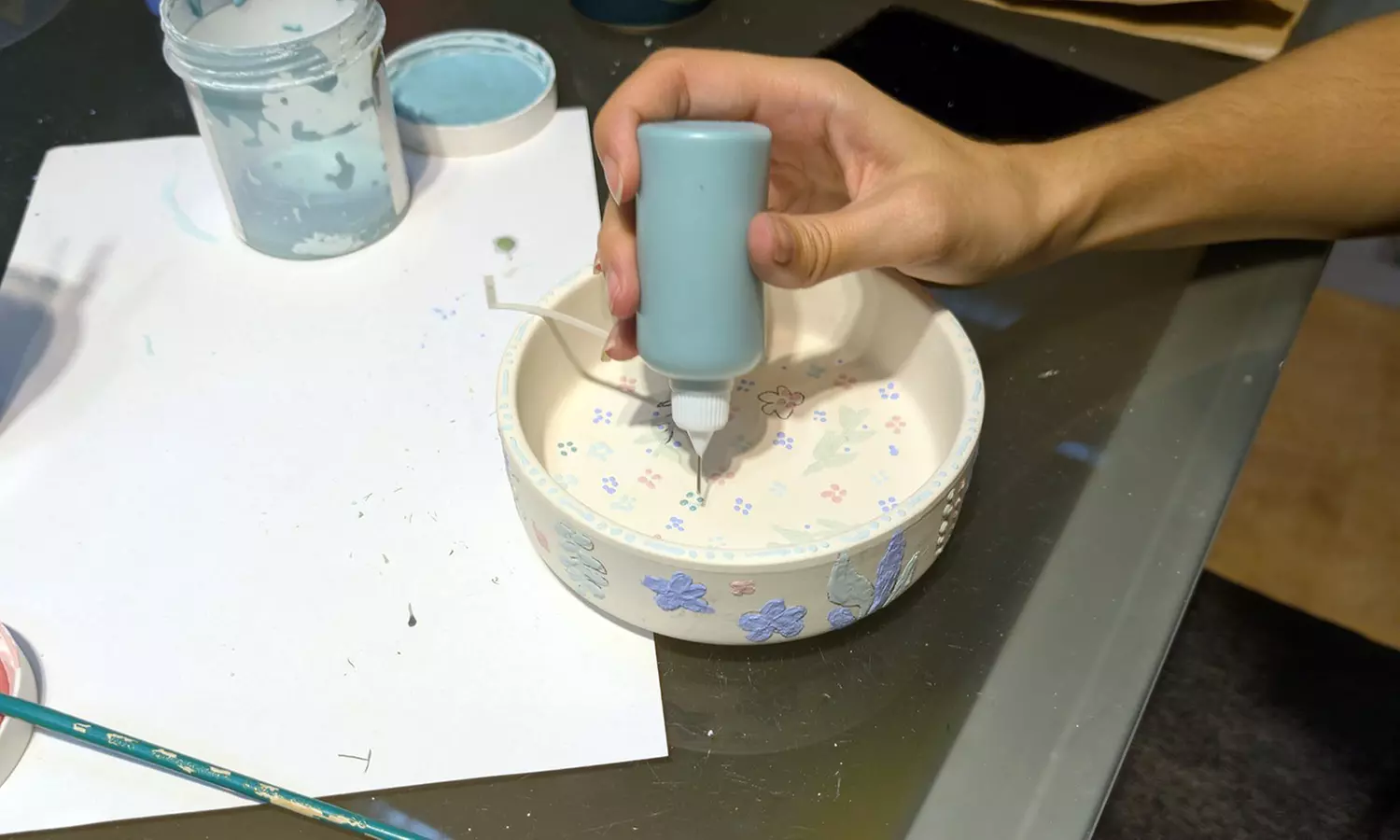 Taller de pintura cerámica con picoteo y bebida para 1 o 2 personas