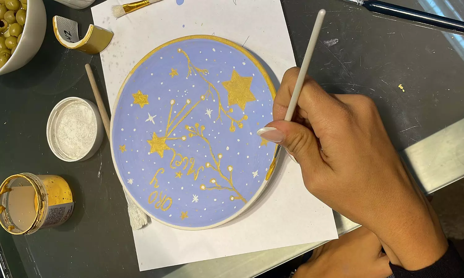 Taller de pintura cerámica con picoteo y bebida para 1 o 2 personas