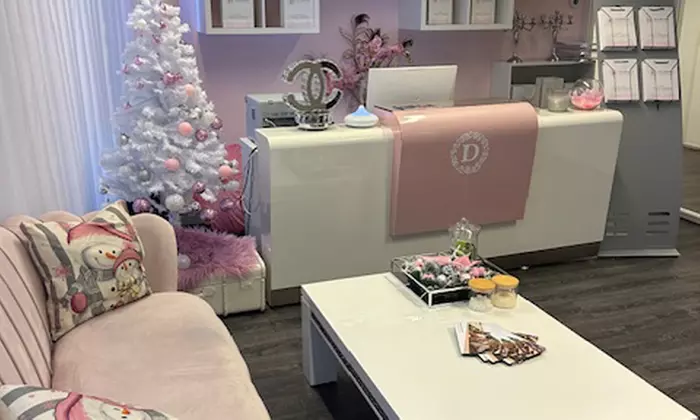 Geef je huid een boost: gezichtsbehandeling of microneedling