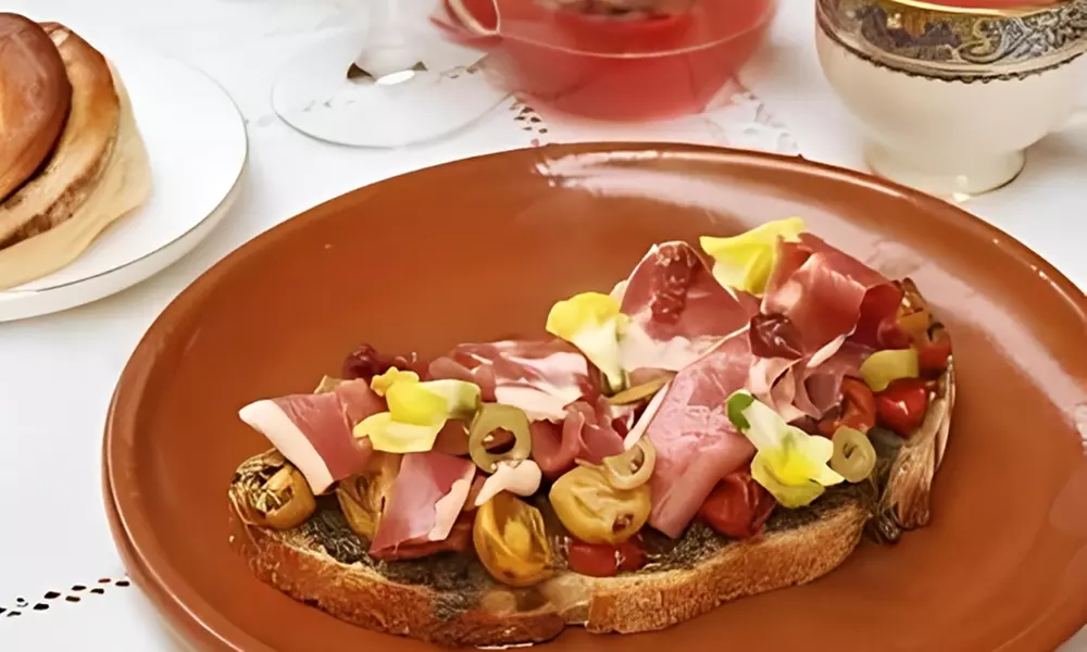 Brunch con platos salados, bowls de yogur, bebidas calientes y zumos