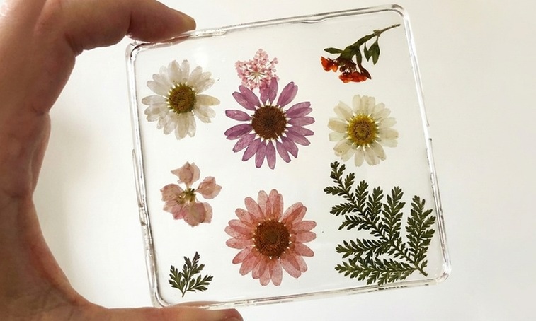 Taller de experiencia creativa con resina epoxi floral más bebida