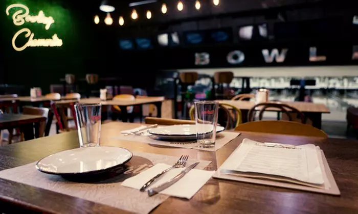 2 partidas de bolos, perrito y bebida (1 a 4 personas)