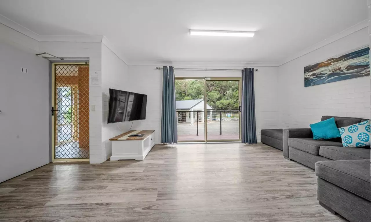 South Coast: 4* Two-Bedroom Apartment Stay with Bottle of Wine