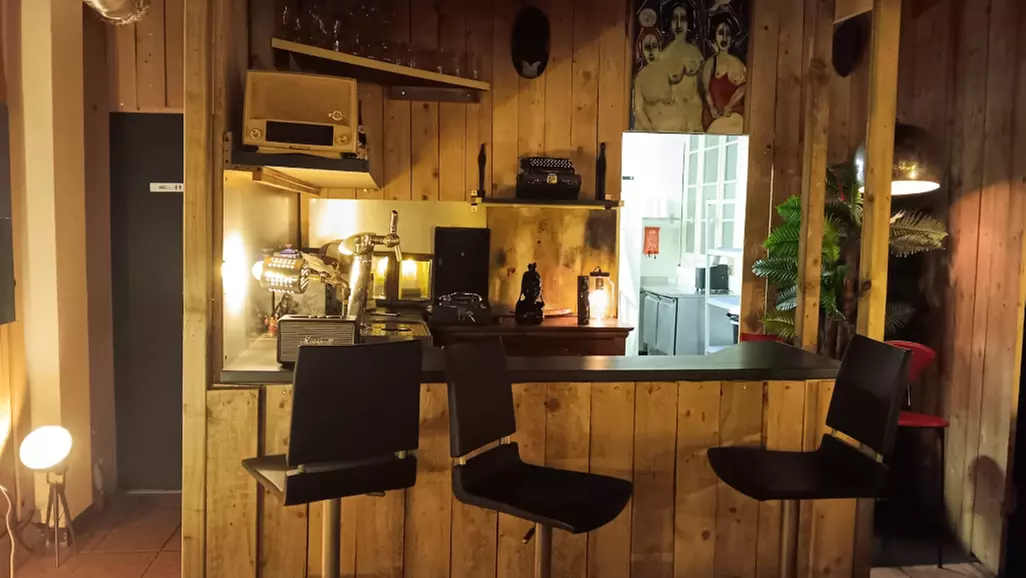 Menu entrée, plat, dessert avec punch et spécialités africaines