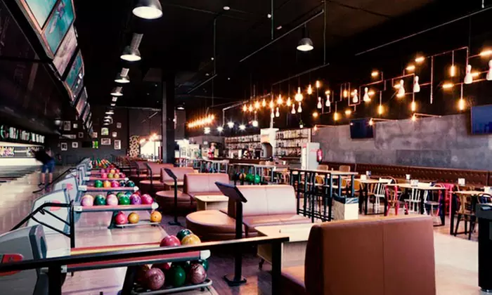 2 partidas de bolos, perrito y bebida (1 a 4 personas)