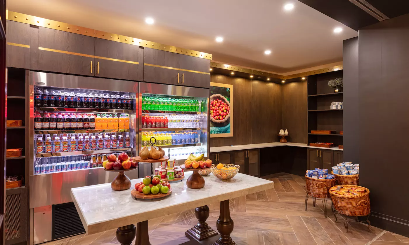 Midtown Manhattan hotel near Grand Central w/ Grab and Go credit