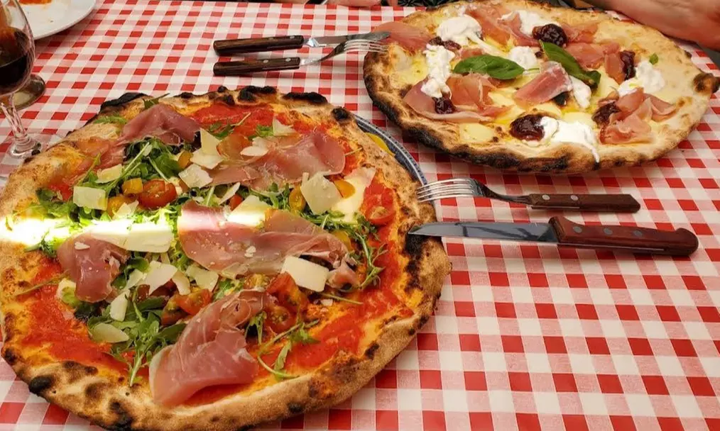 Spezial-Bruschetta, Pizza nach Wahl und Tiramisu für 1-4 Personen