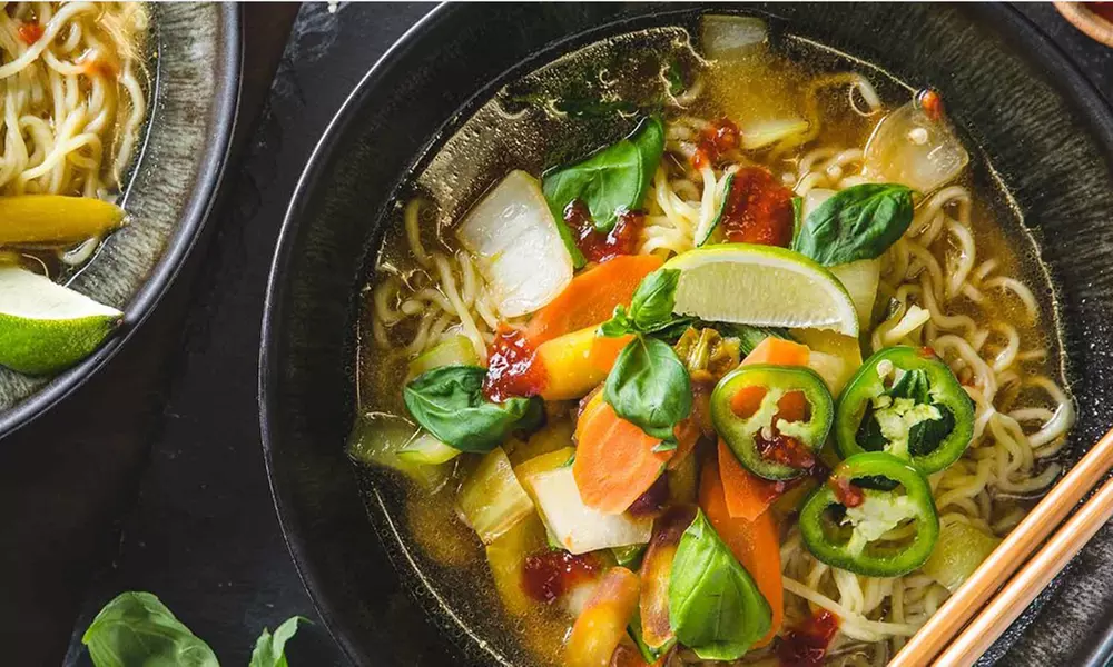 Vietnamesisches Hauptgericht nach Wahl mit Vorspeise oder Dessert