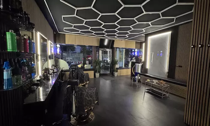 Haarschnitt für alle Haarlängen optional mit Ansatzfarbe oder Strähnen