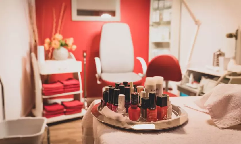 Klassische Maniküre und / oder Pediküre mit Lack für 1 Person