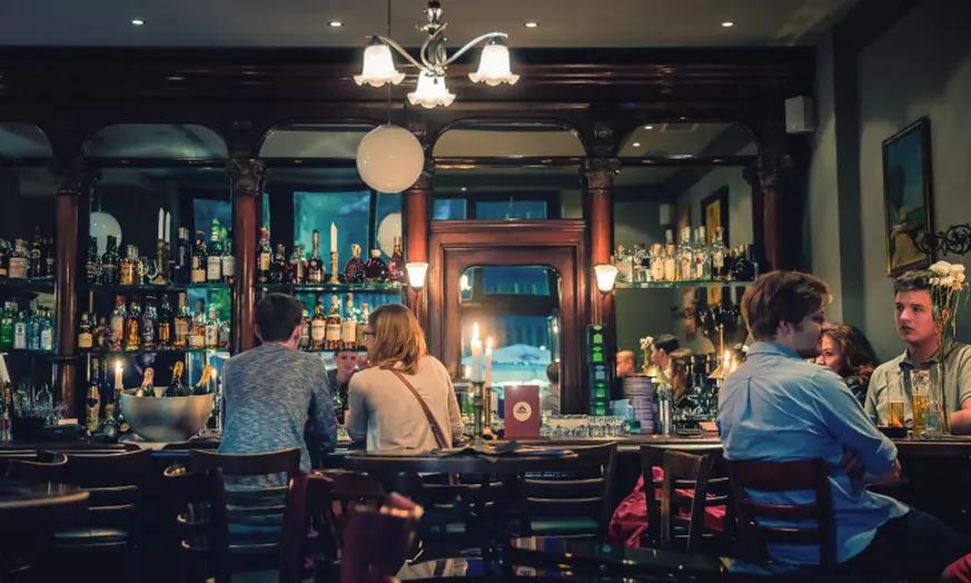 Ein Abend zu Zweit mit Live-Piano, Champagner, Currywurst & Pommes