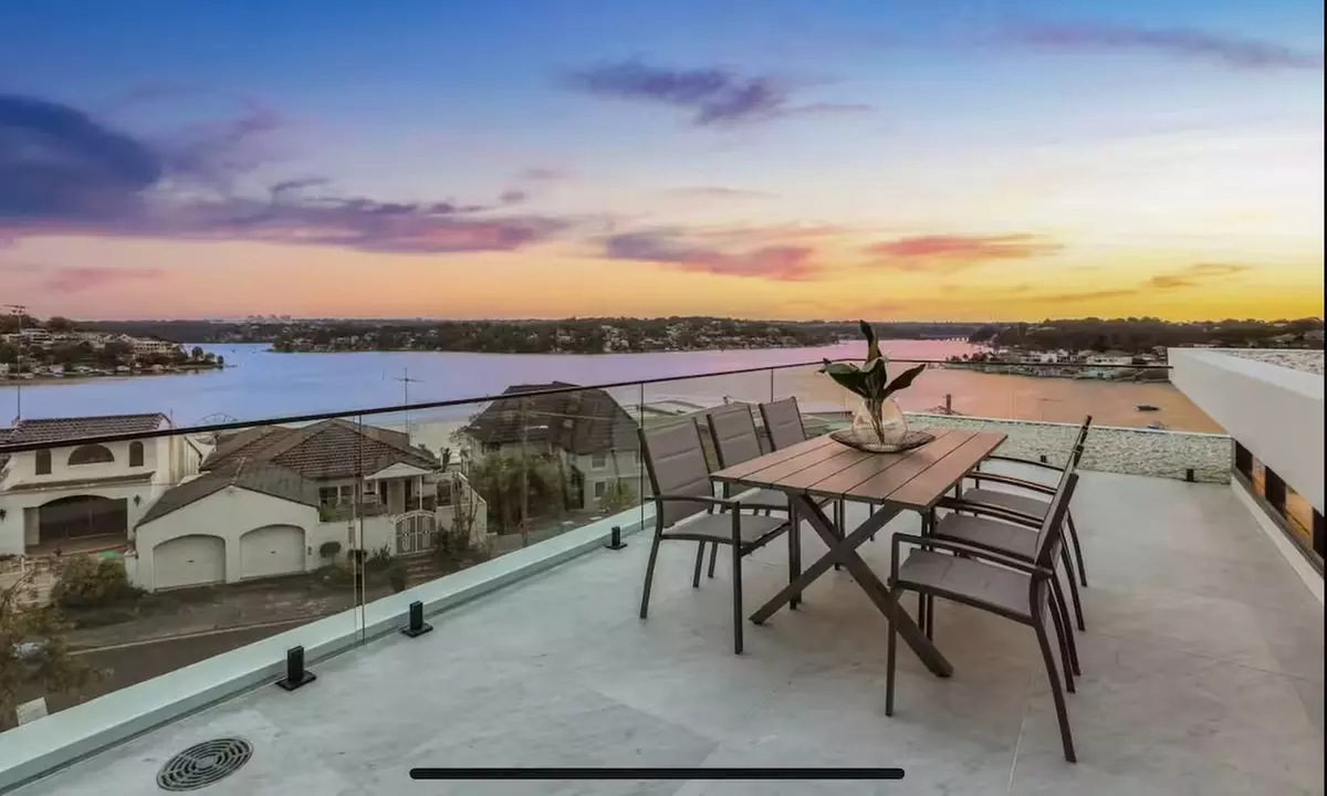 Kyle Bay: 1-Night Luxury Waterside Escape for 8 People with Wine