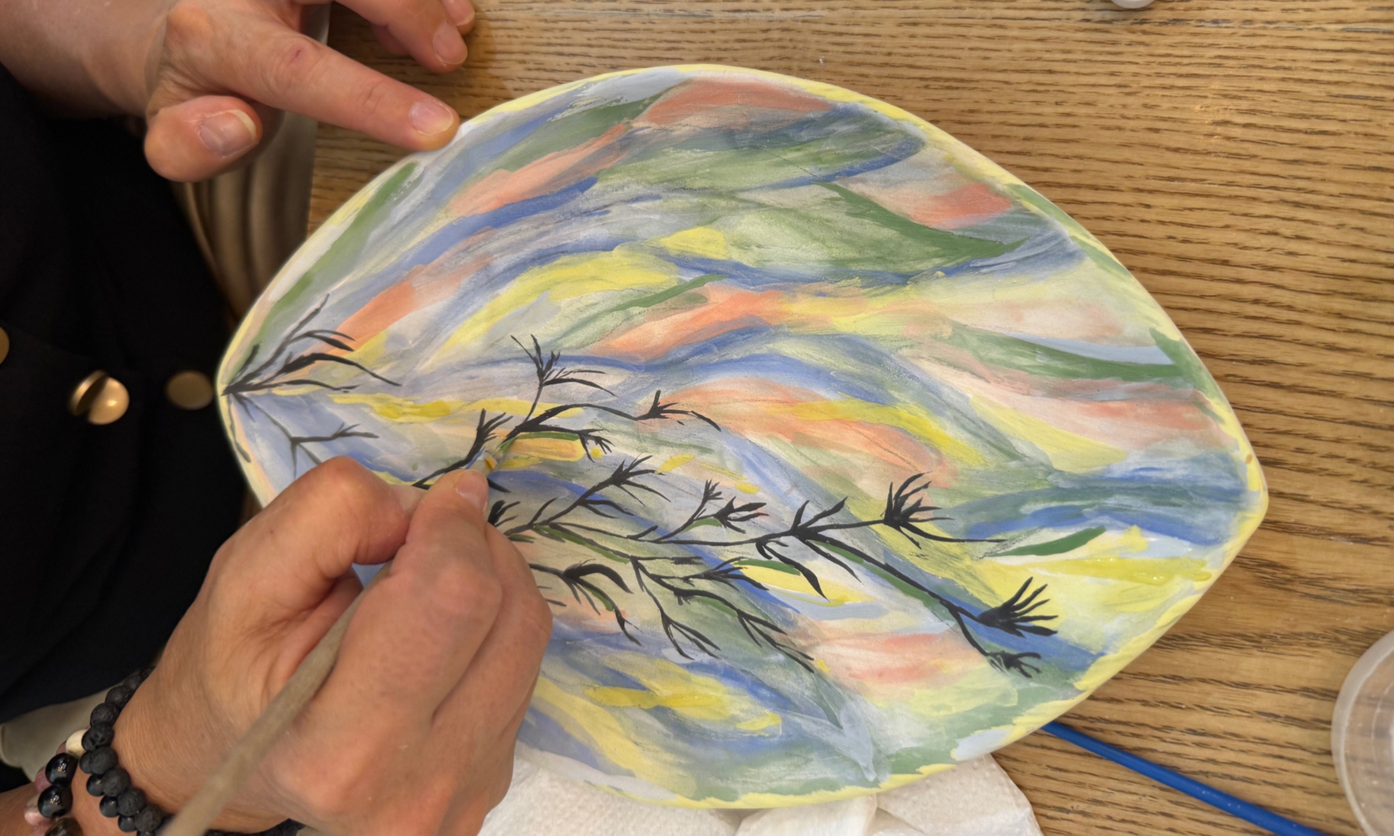 Taller de pintura sobre cerámica con bebida o vino y cheesecake