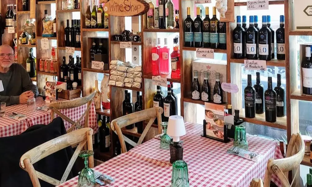 Spezial-Bruschetta, Pizza nach Wahl und Tiramisu für 1-4 Personen