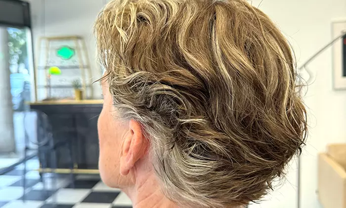 Damen-Haarschnitt, optional inkl. Tiefenpflege, Blowout und Styling