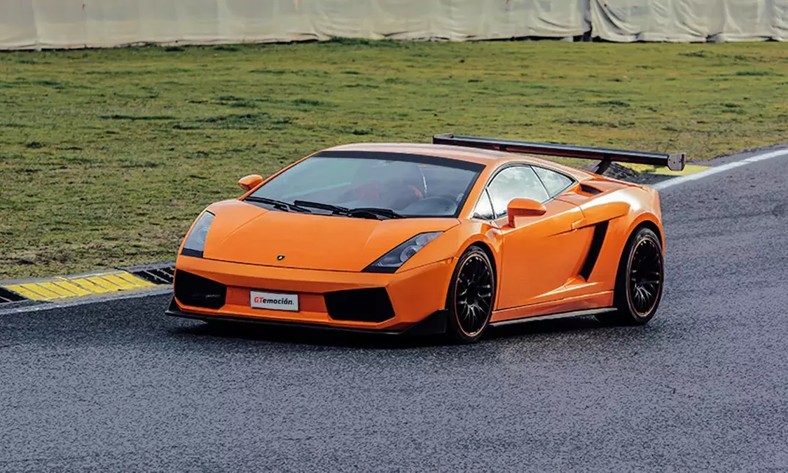 Conducción de Ferrari o Lamborghini en ruta de 7 u 11 km por carretera