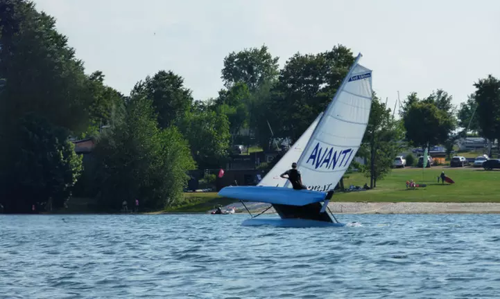 Entdecke den Nervenkitzel des Katamaran-Segelns!