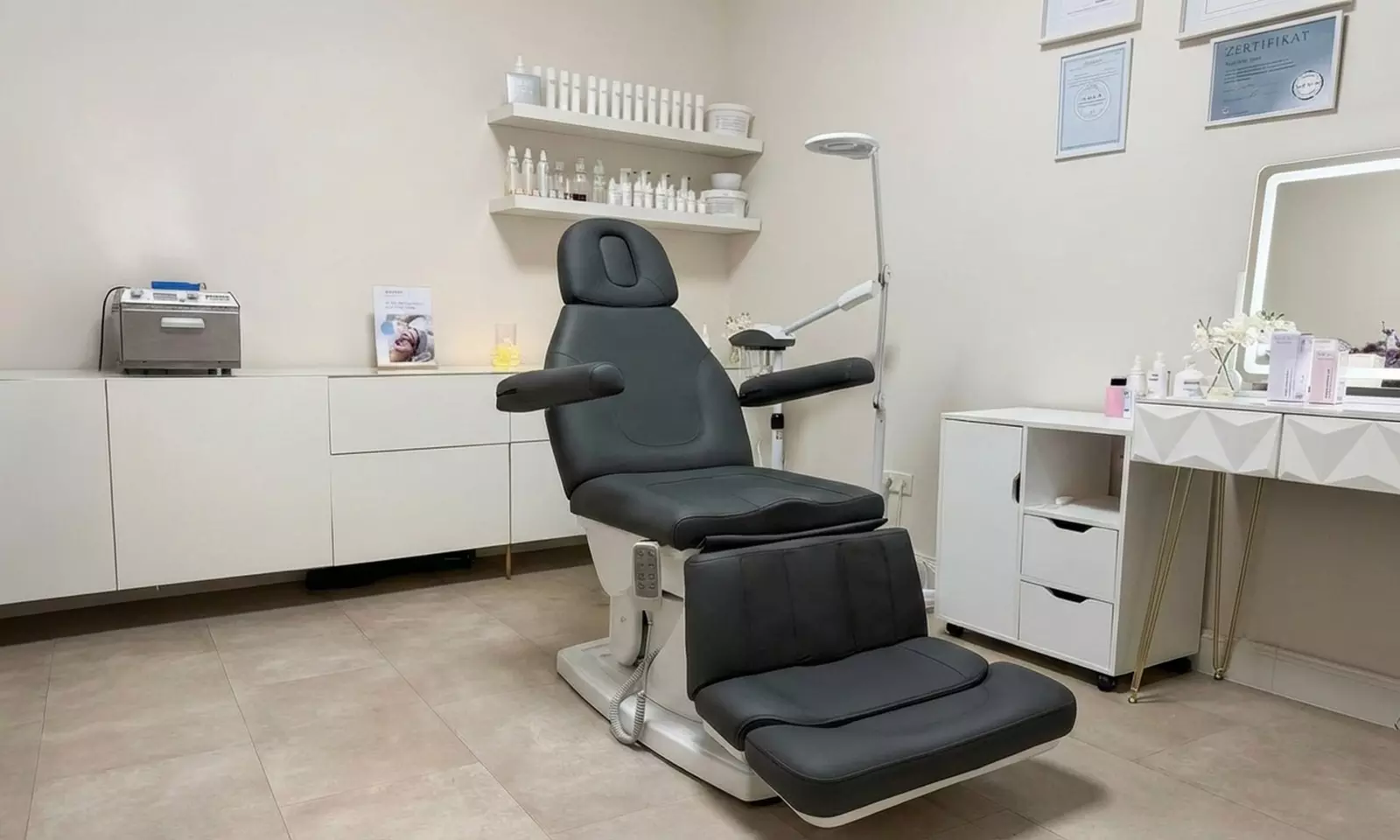 Gesichtsbehandlung mit Mikrodermabrasion und Teilkörpermassage