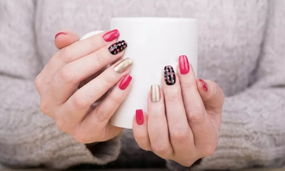 Shellac Manicure or Classic Eyelash Extensions for a Stunning Look