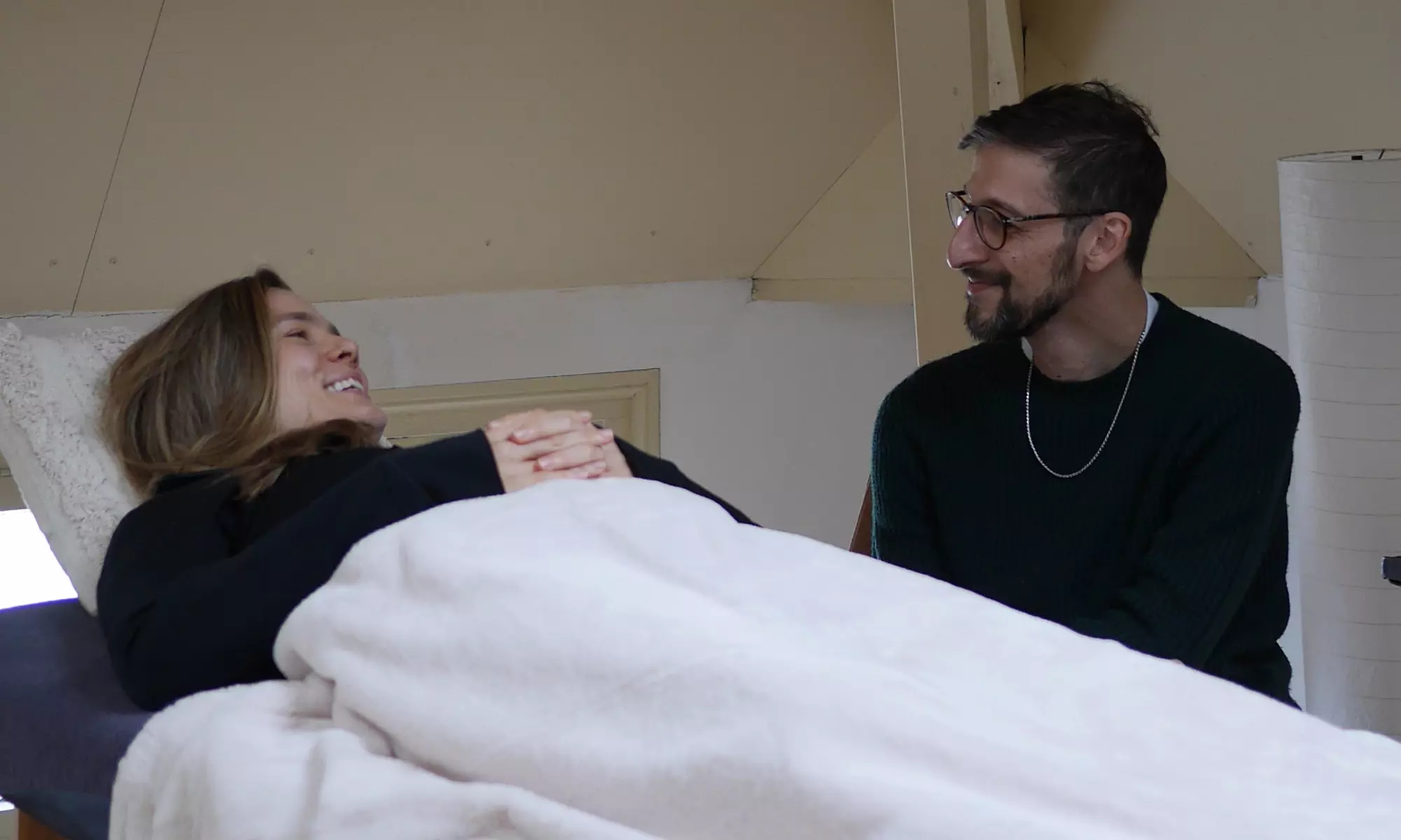 Holistische rust: reiki-, hypnosebehandeling of klankschaalmassage