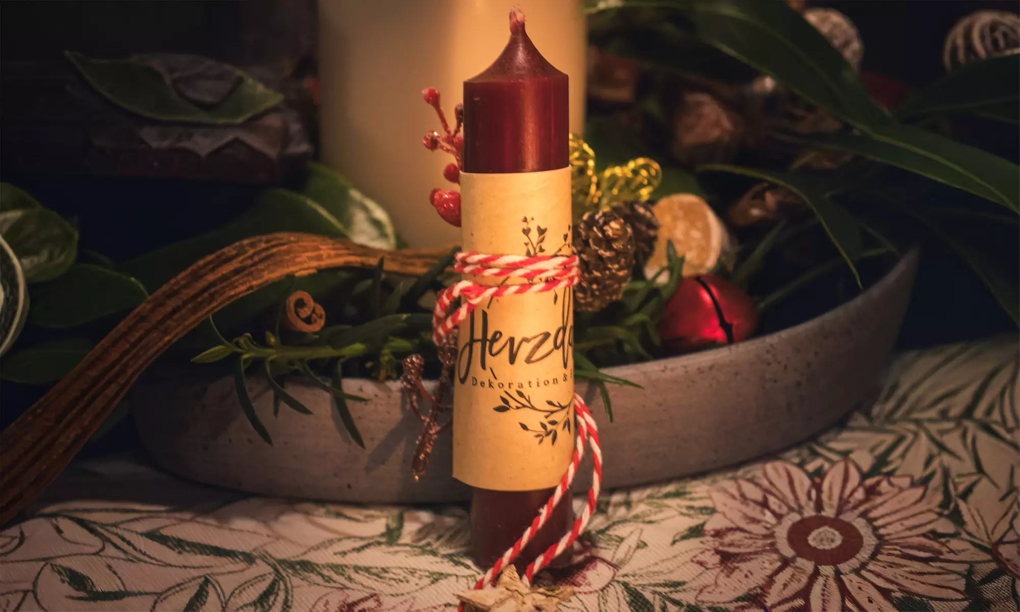 Weihnachtsgeschenkbox mit exklusiven handgemachten Überraschungen