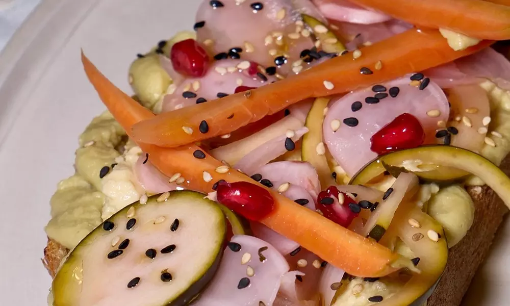 Brunch con platos salados, bowls de yogur, bebidas calientes y zumos