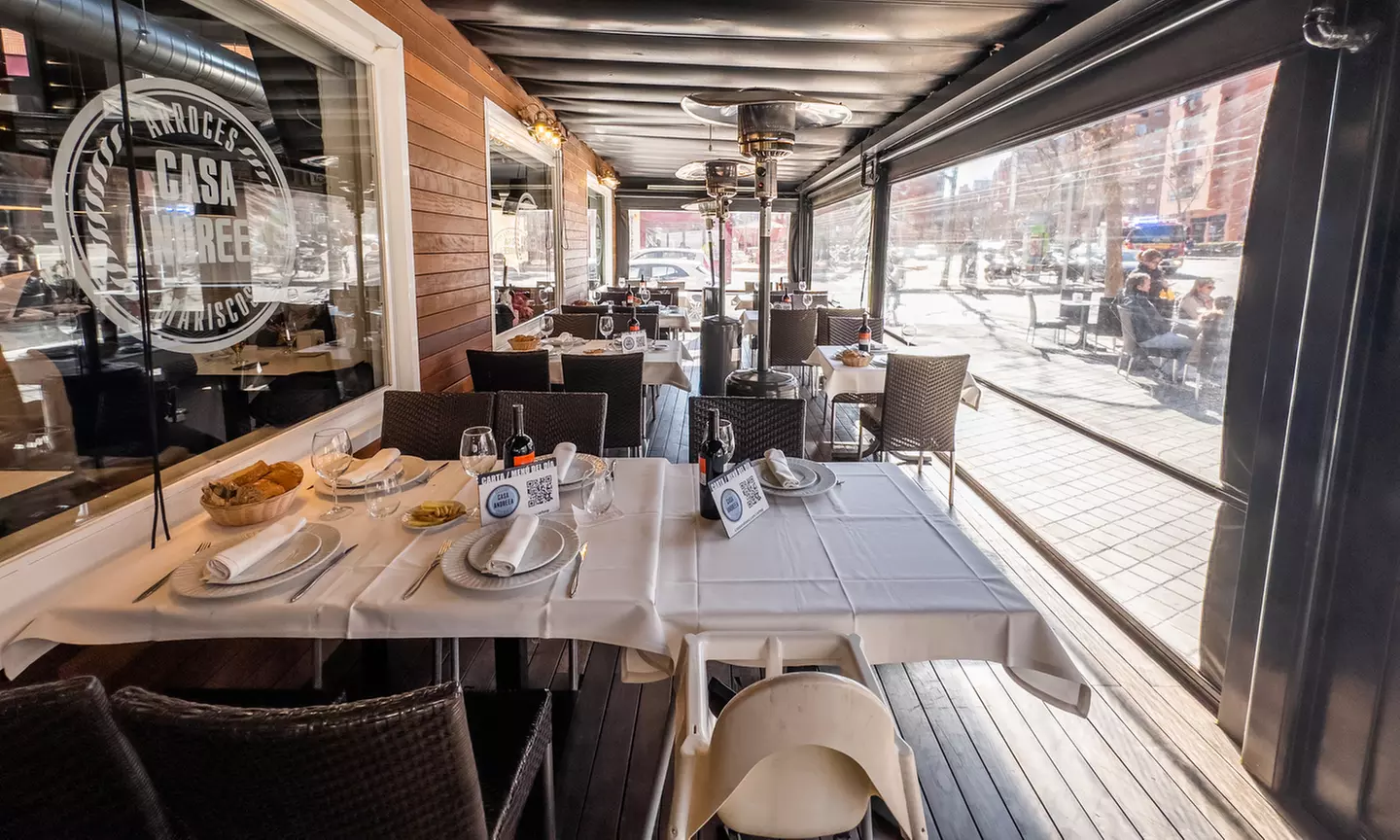 Delicioso menú de arroz de marisco o verdura con 3 entrantes