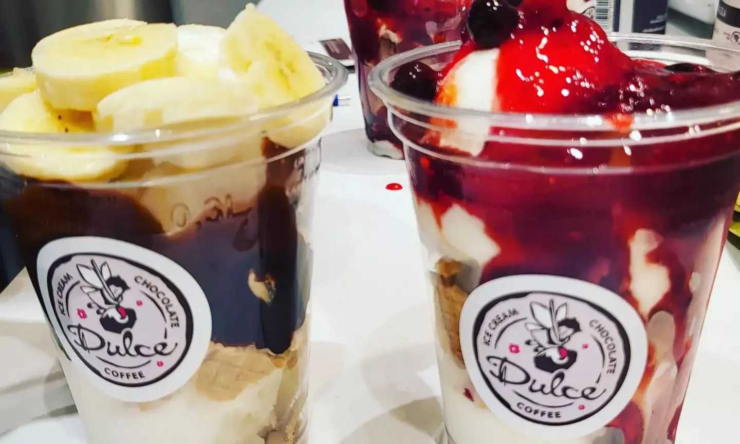 Eis-Becher, Crêpes oder Waffel nach Wahl