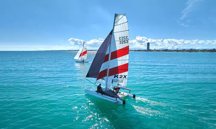 Entdecke den Nervenkitzel des Katamaran-Segelns!