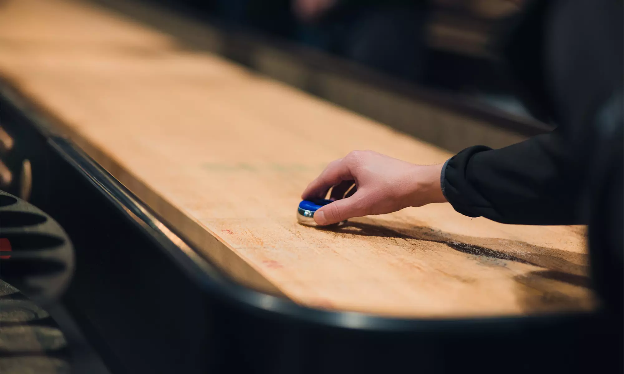 Zanurz się w świat zabawy i rywalizacji! Godzina gry w Shuffleboard