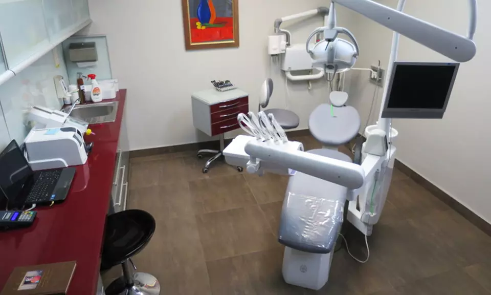 Wszczepienie implantu systemem Neobiotech lub z koroną