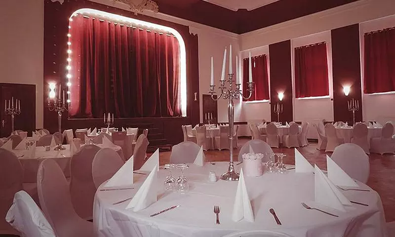 Pizza oder Pasta inkl. Salat und 1 Glas Wein