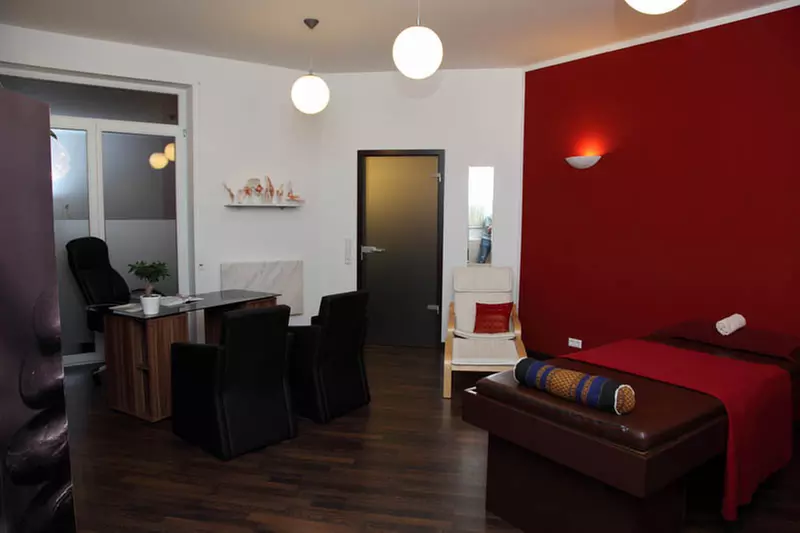 Thai-Massage mit Kräuter-Pressur