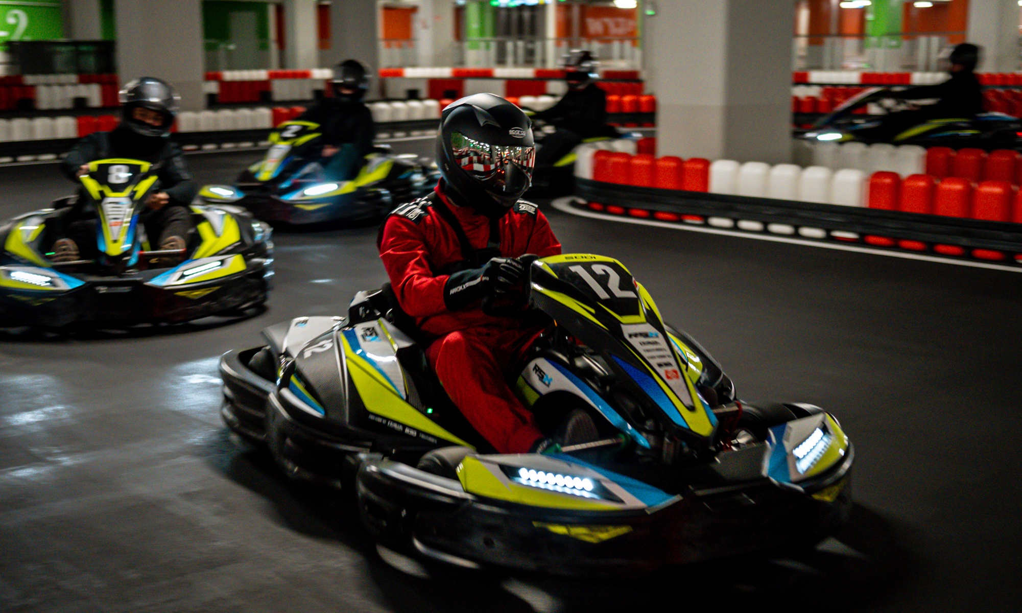 Poczuj adrenalinę na torze kartingowym: przejazdy gokartami