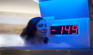Erlebe eine erfrischende Kältekammer-Anwendung in der Kältelounge Berlin (Cryo Therapie) (bis zu 36% sparen)