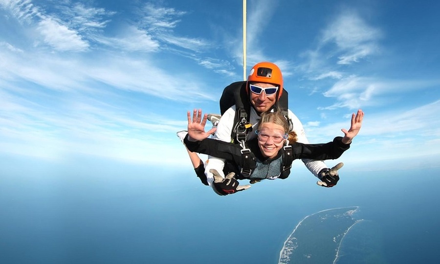 Skok spadochronowy w tandemie z filmem i zdjęciami nad morzem