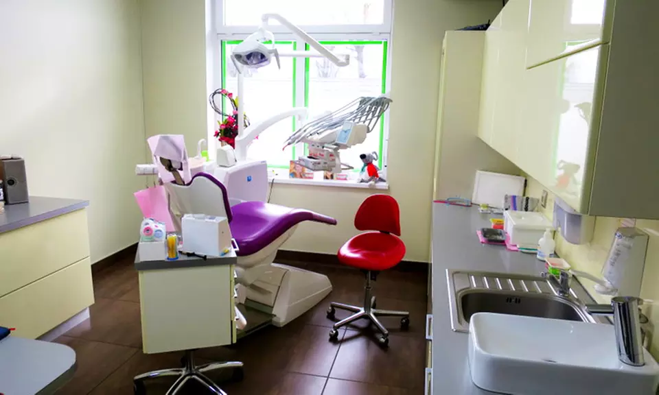 Wszczepienie implantu systemem Neobiotech lub z koroną