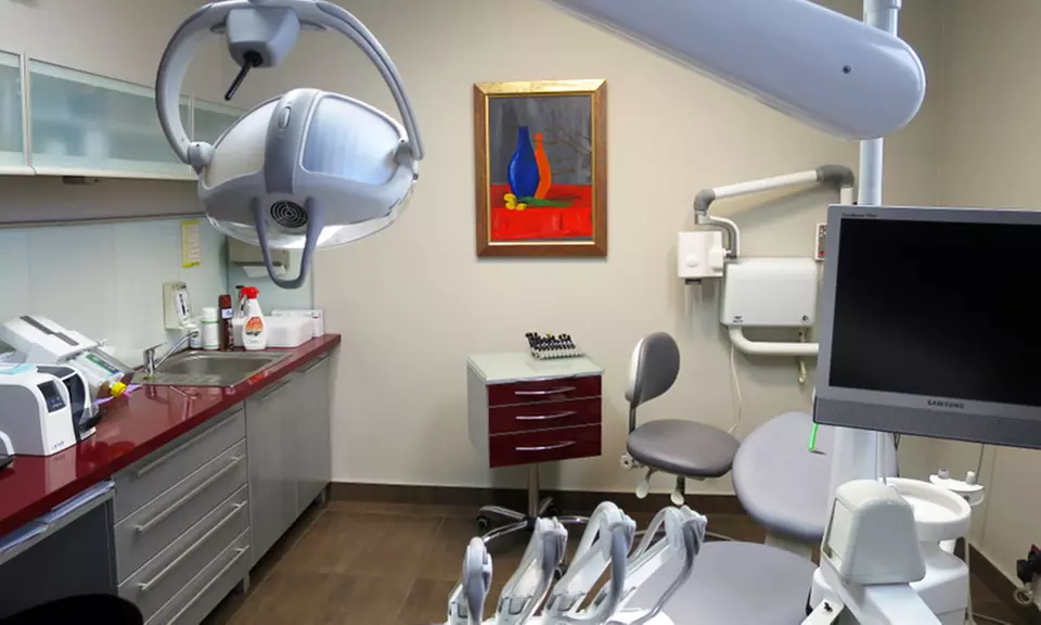 Wszczepienie implantu systemem Neobiotech lub z koroną