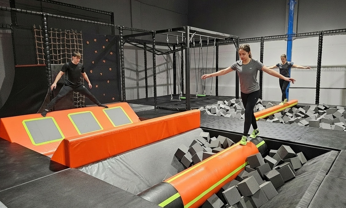 Skoczna zabawa każdego dnia dla dzieci i dorosłych w parku trampolin