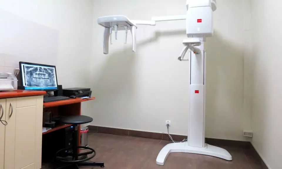 Wszczepienie implantu systemem Neobiotech lub z koroną