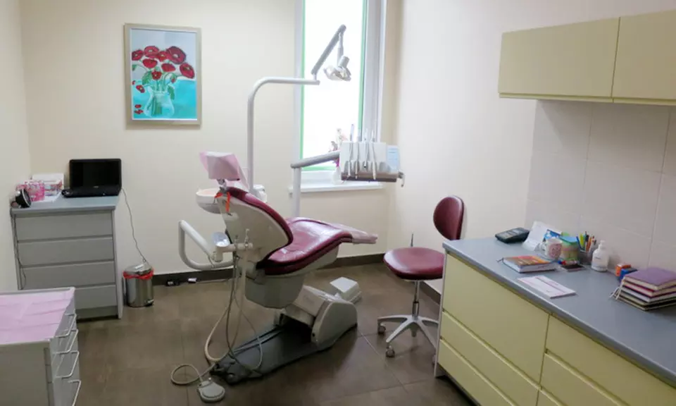 Wszczepienie implantu systemem Neobiotech lub z koroną