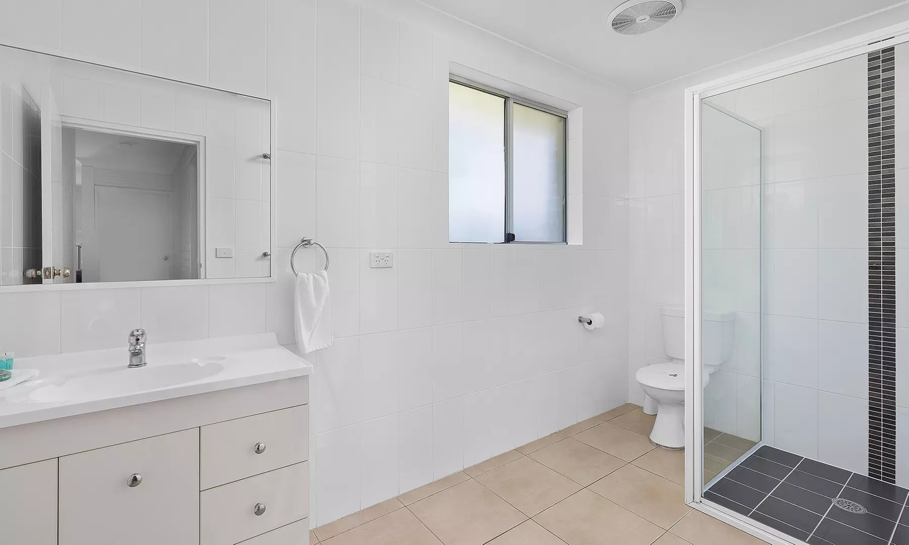 Port Stephens: Apartments with Wine and Late Checkout up to 6