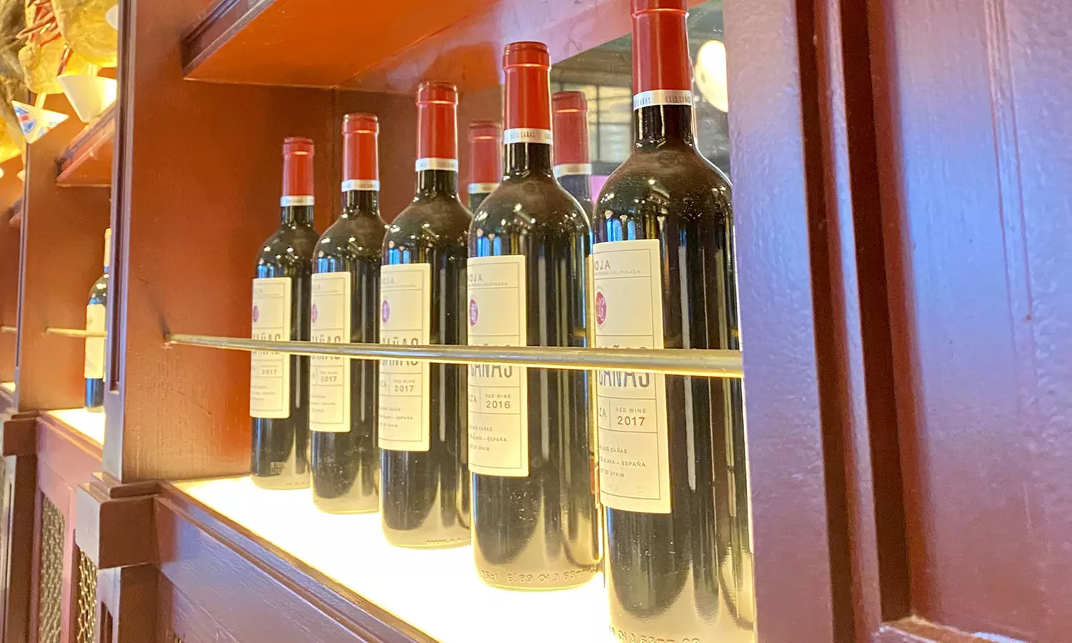 Sabores que cuentan historias: menú mediterráneo con botella de vino