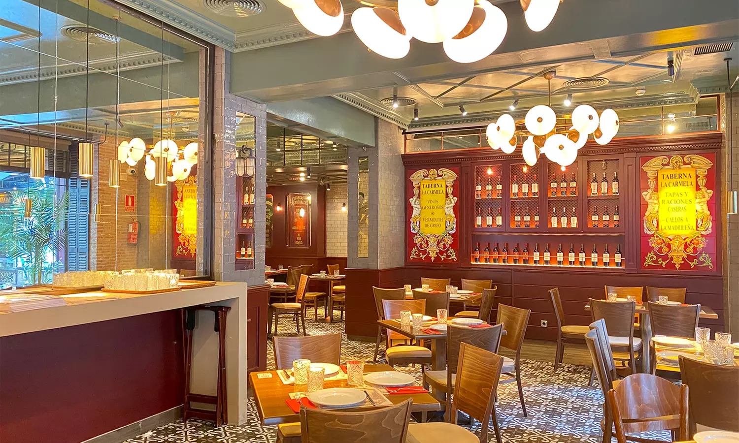 Sabores que cuentan historias: menú mediterráneo con botella de vino