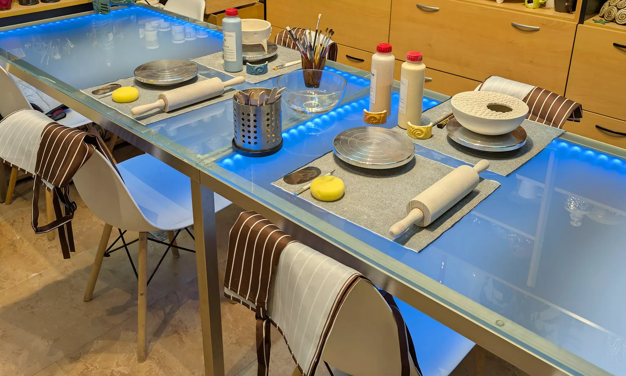 Taller de pintura cerámica con picoteo y bebida para 1 o 2 personas