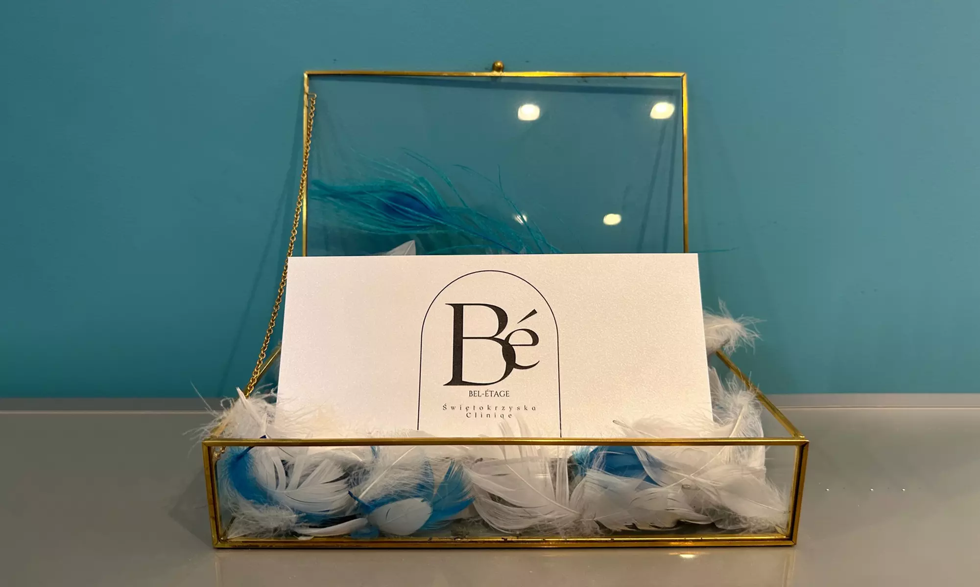 Zabiegi kwasowe dla zdrowej skóry: eksfoliacja, serum i maska