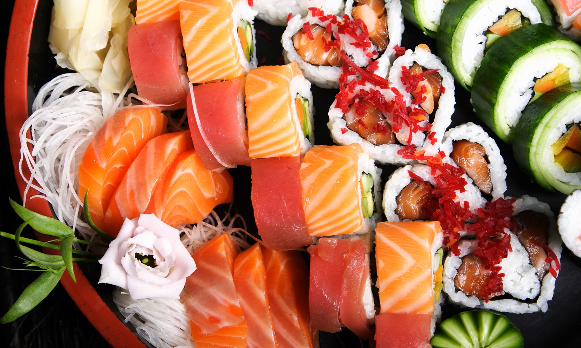 Tort sushi w firmie Ikeda Sushi