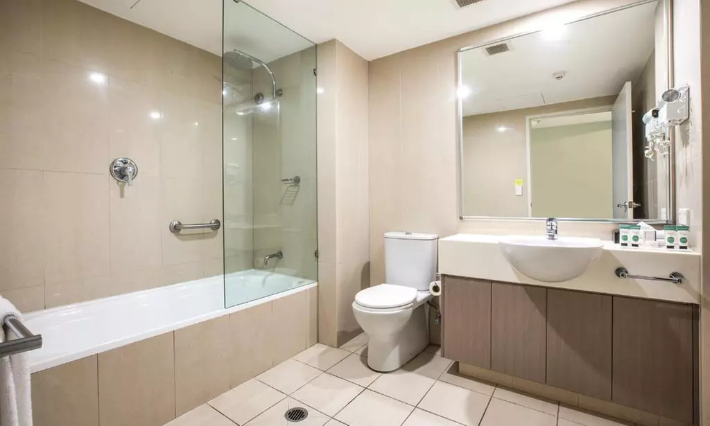 Narrabeen Beach: Studio Suite with Breakfast and Welcome Drinks