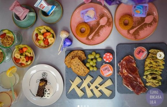 Menú de brunch con encanto rústico con tosta, dulces y bebidas